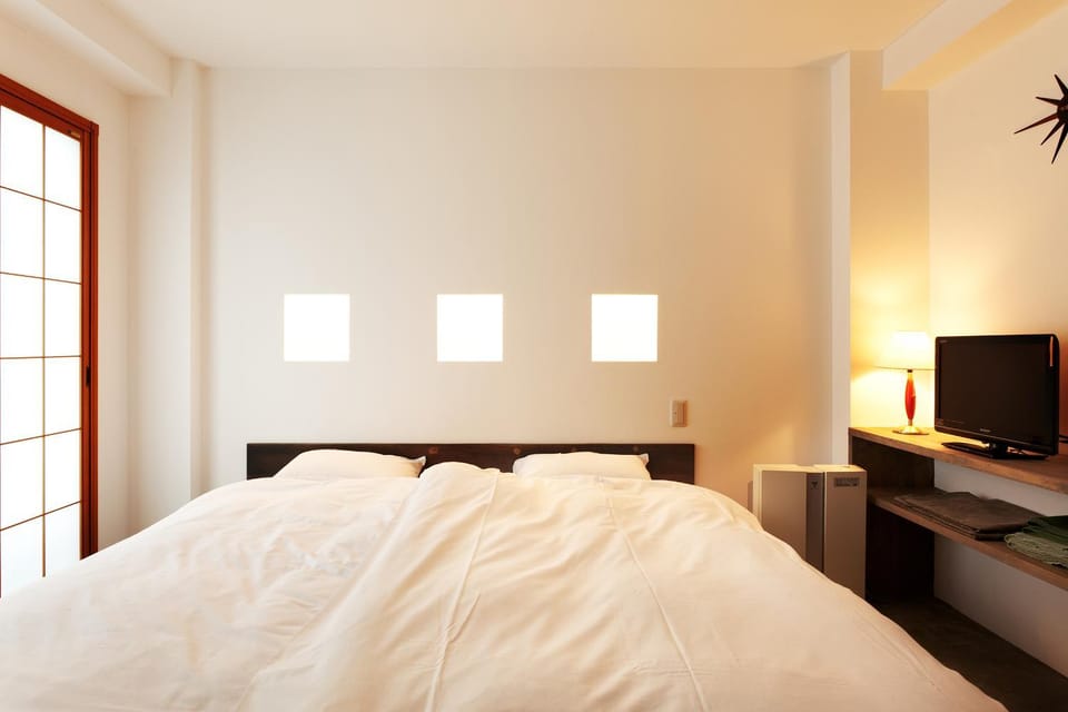 Bed, TV and multimedia, Bedroom