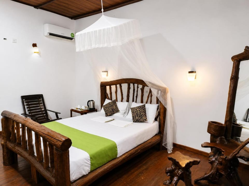 Bed, Living room, Photo of the whole room, Seating area, Bedroom, air conditioner