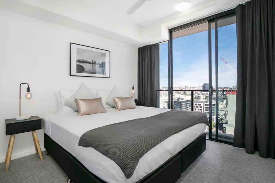 Bed, Day, City view