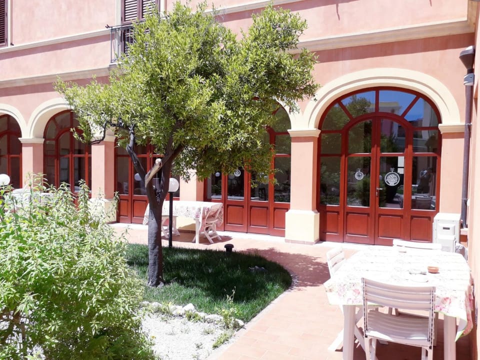 Bird's eye view, Decorative detail