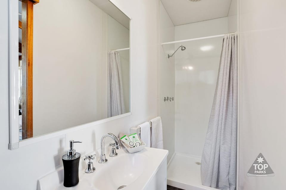 Shower, Bathroom, towels