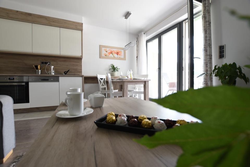 Coffee/tea facilities, Kitchen or kitchenette, Dining area, stove