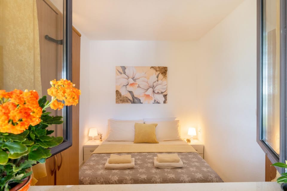 Bed, Decorative detail, cot, towels