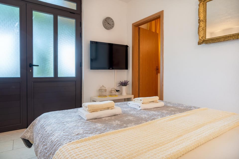 Bed, TV and multimedia, cot, towels, towels