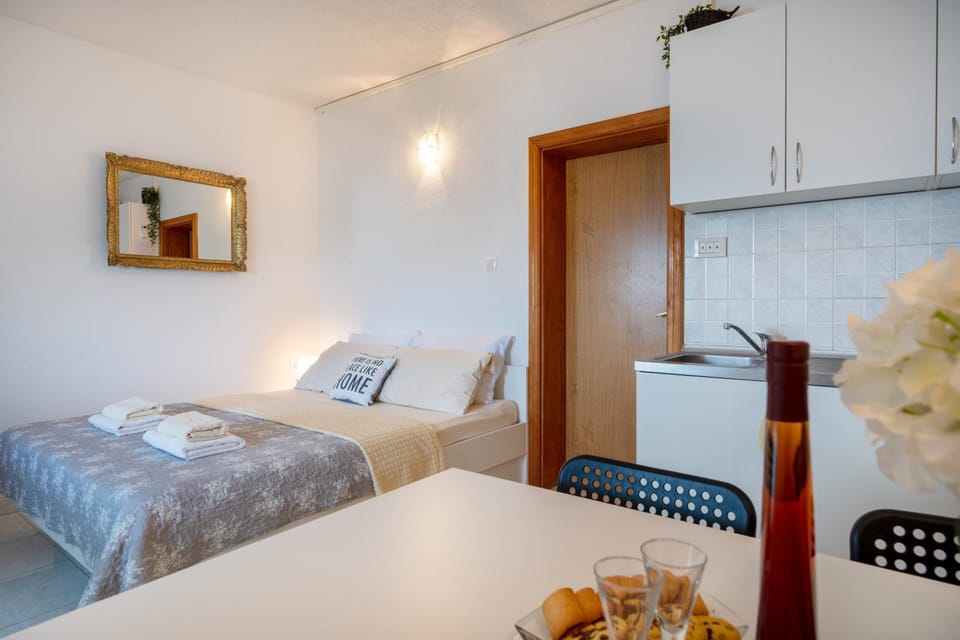 Bed, Decorative detail, cot