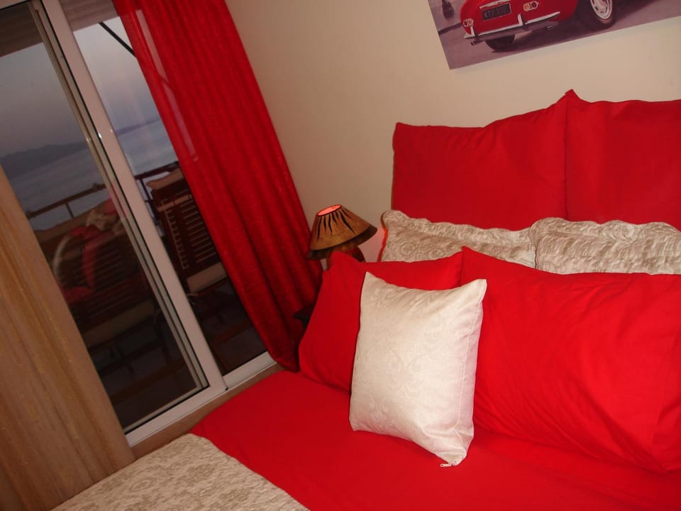 Bedroom, City view, Sea view