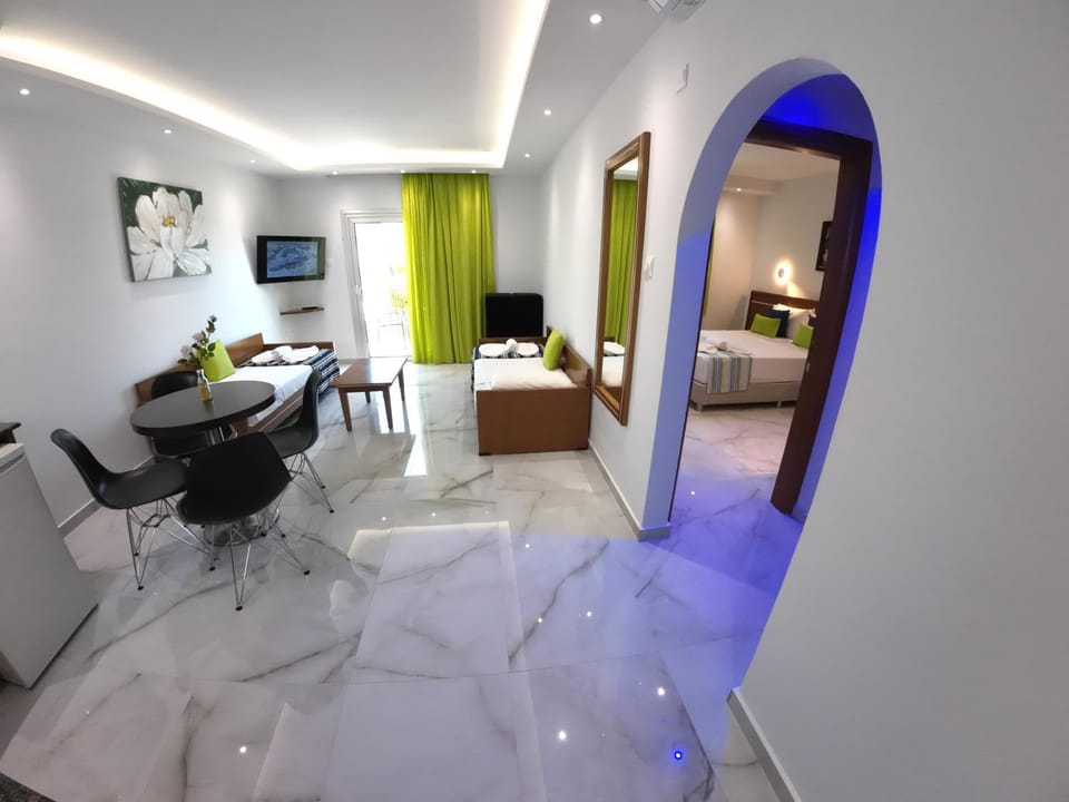 TV and multimedia, Living room, Seating area, Bedroom