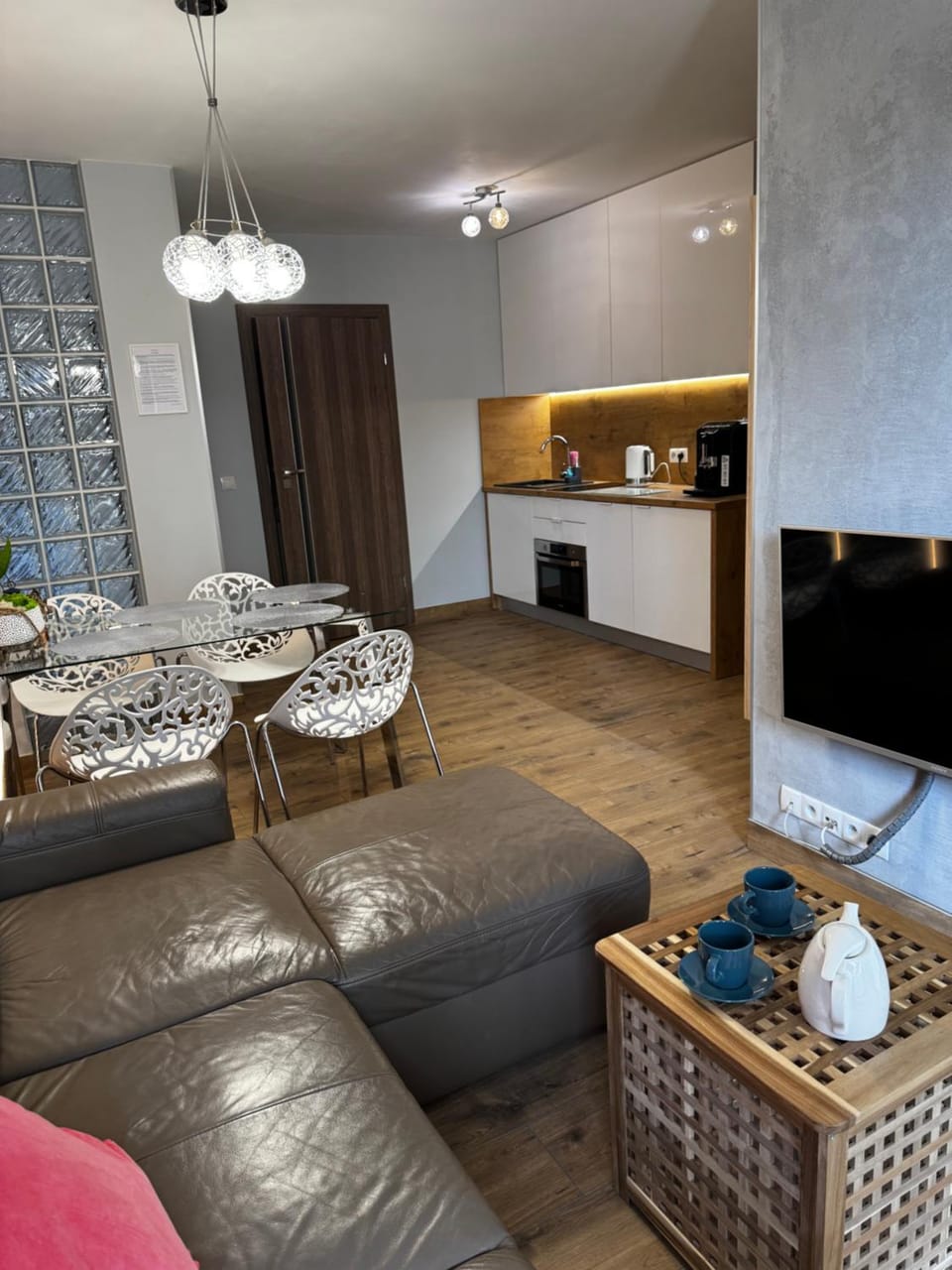Communal lounge/ TV room, TV and multimedia, Kitchen or kitchenette, Living room, Seating area