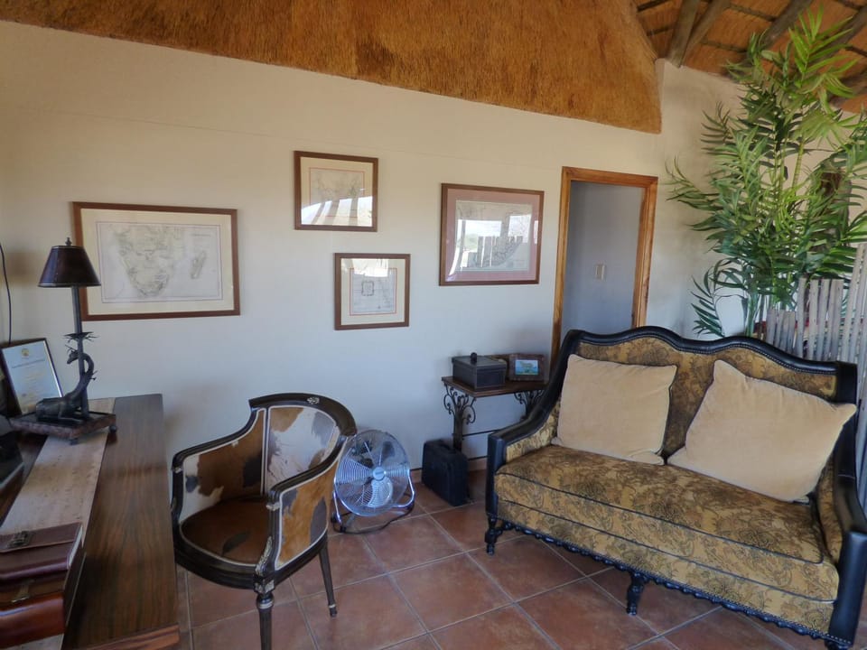Seating area, Area and facilities
