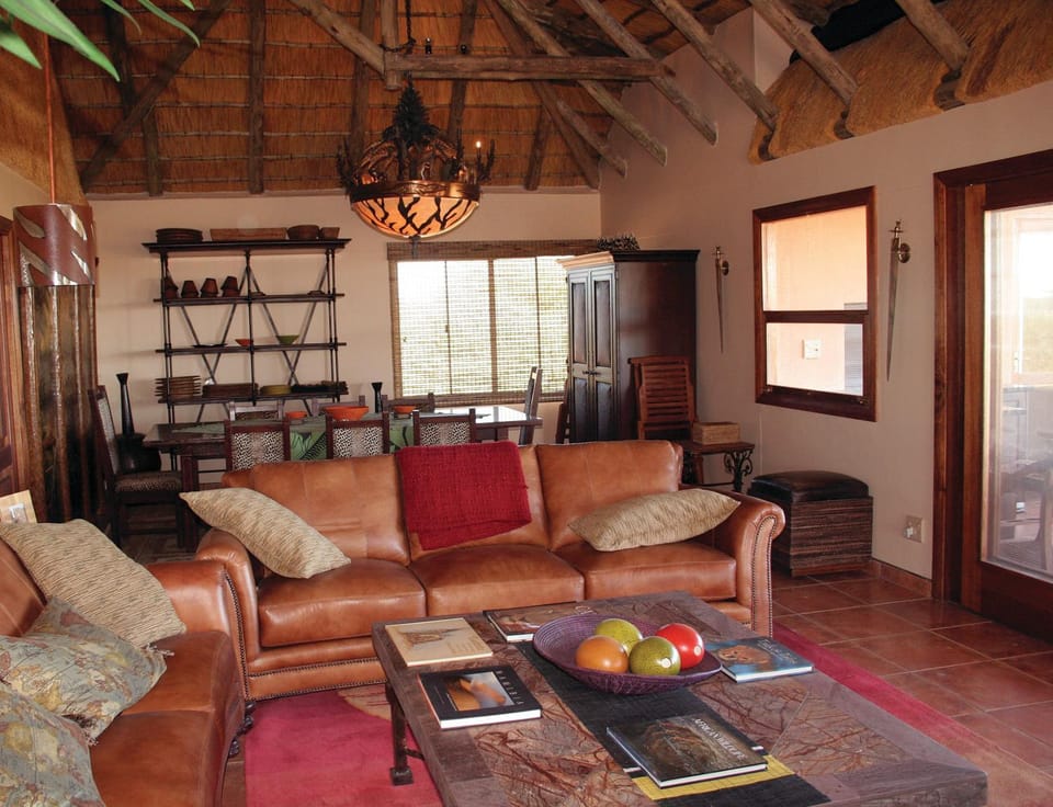 TV and multimedia, Living room, Food and drinks, Seating area, Dining area, Food