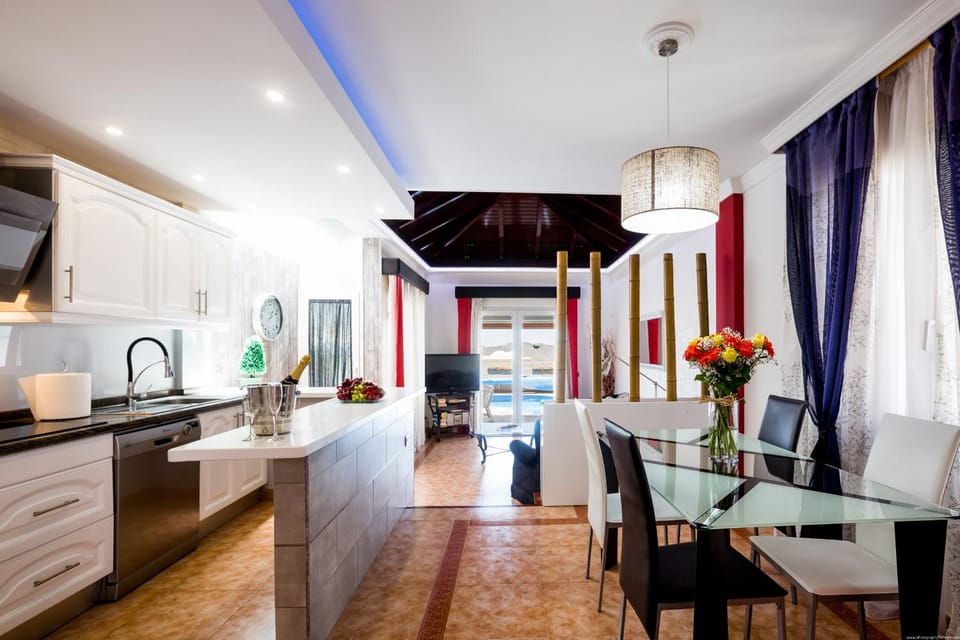 Kitchen or kitchenette, Dining area, Communal kitchen