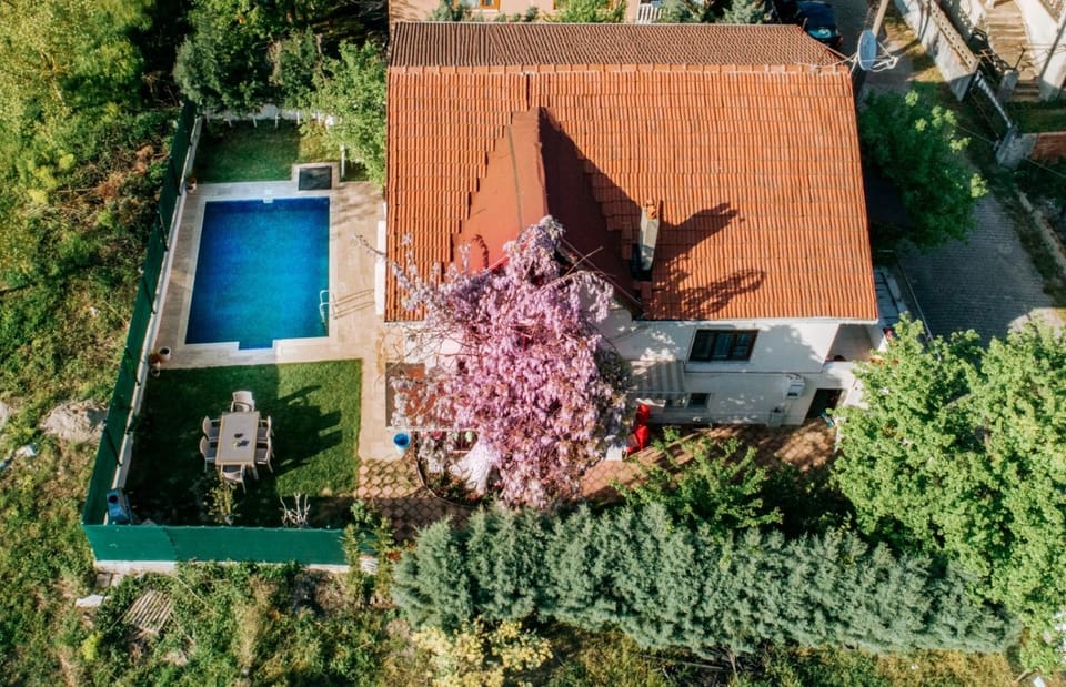 Property building, Spring, Day, Bird's eye view, Garden, Garden view, Pool view, Swimming pool, sunbed