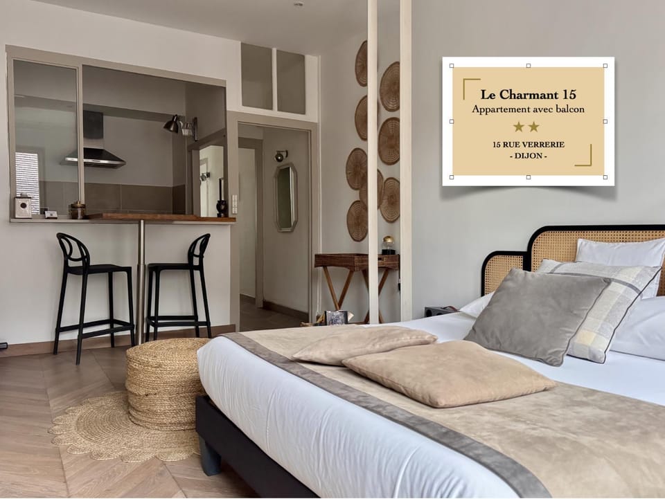 Bed, Seating area, Dining area, kitchen