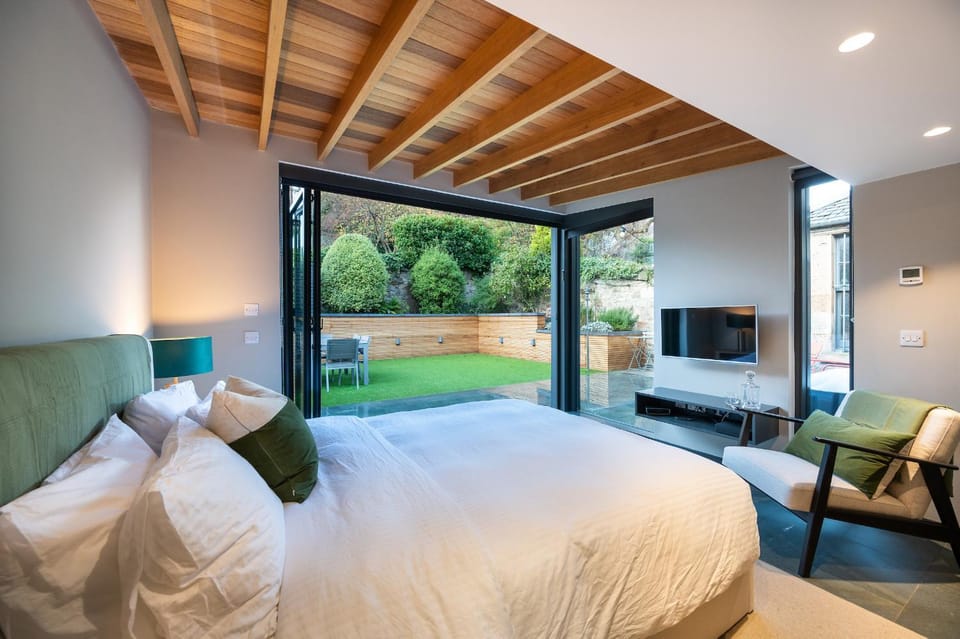 Bed, TV and multimedia, Photo of the whole room, Seating area, Evening entertainment, Bedroom