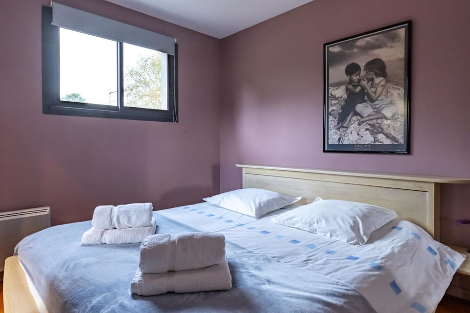 Bed, Photo of the whole room, Bedroom, towels