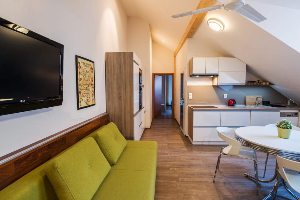 Kitchen or kitchenette, Living room, Seating area, Dining area