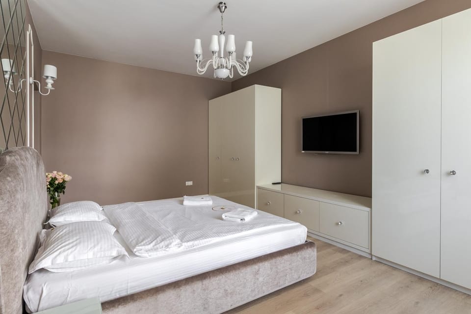 Bed, TV and multimedia, Bedroom, wardrobe