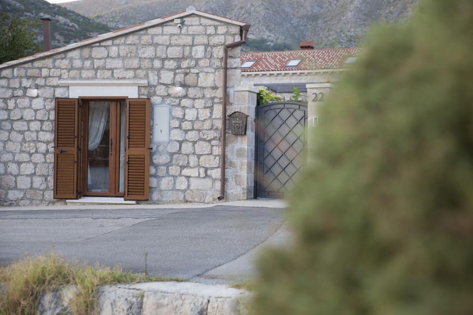 Property building, Day, Natural landscape, Mountain view, Parking