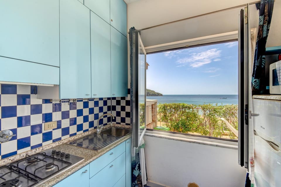 Kitchen or kitchenette, Sea view