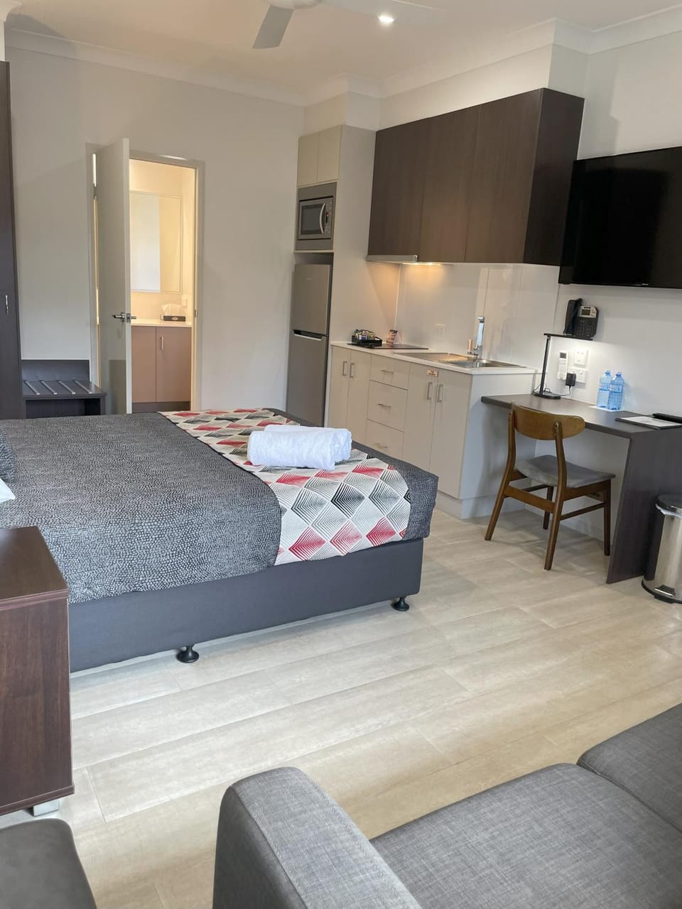 Bed, TV and multimedia, Kitchen or kitchenette, Photo of the whole room, Bedroom, minibar, stove