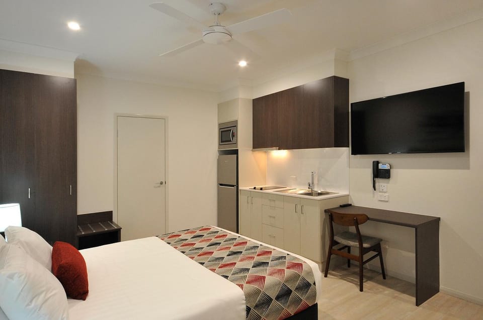 Bed, TV and multimedia, Kitchen or kitchenette, Photo of the whole room, fireplace, minibar