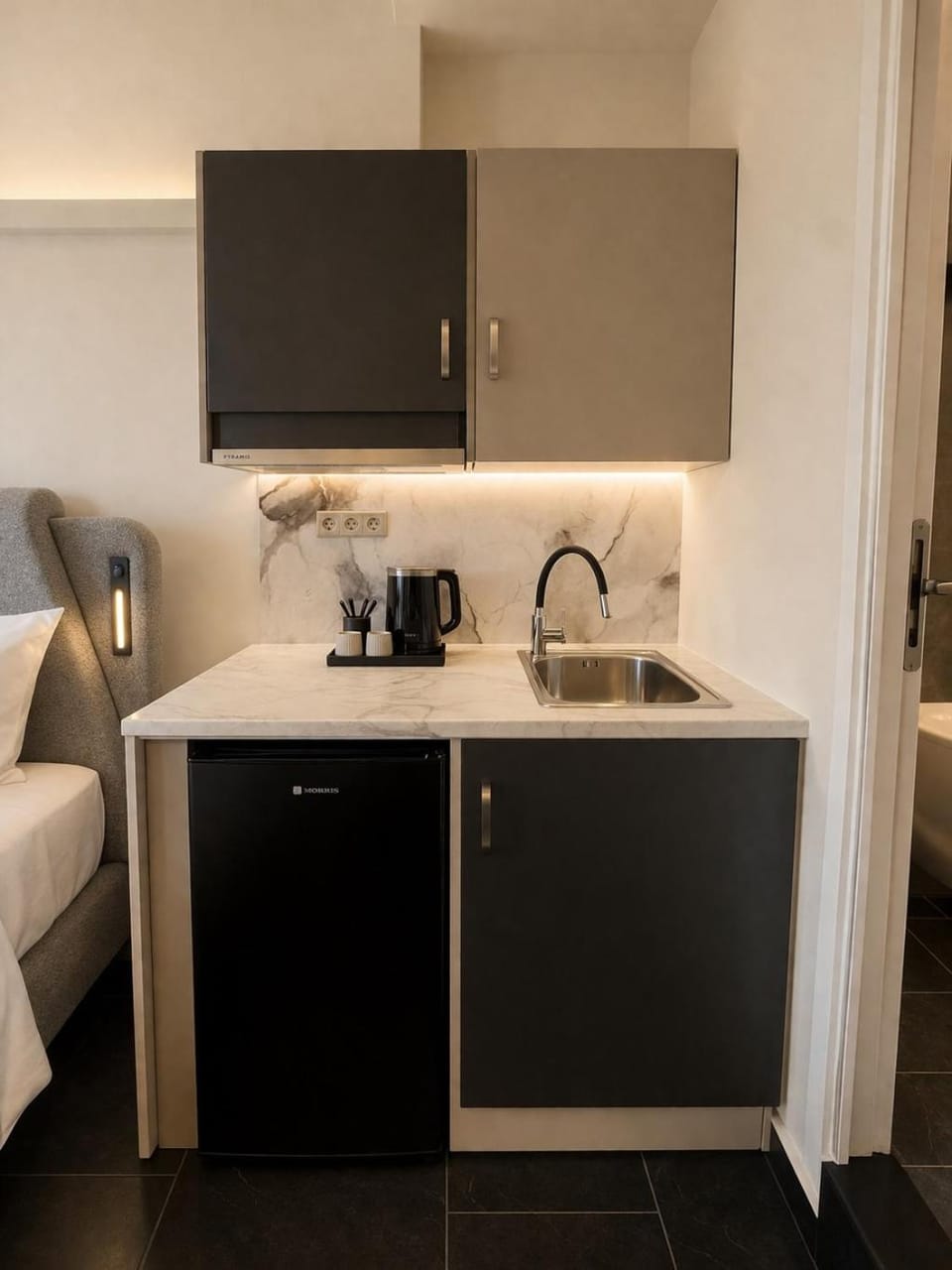 Kitchen or kitchenette, minibar