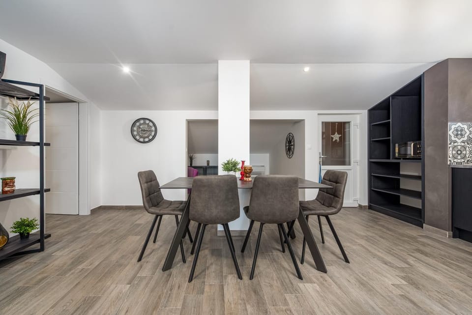 Seating area, Dining area