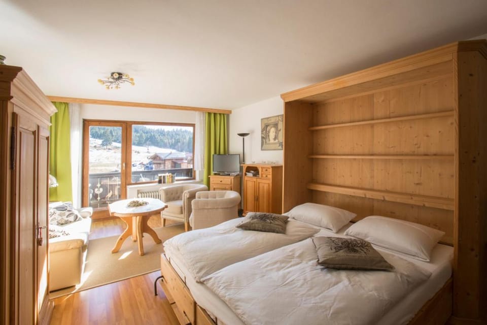 Bed, TV and multimedia, Living room, Seating area, Bedroom