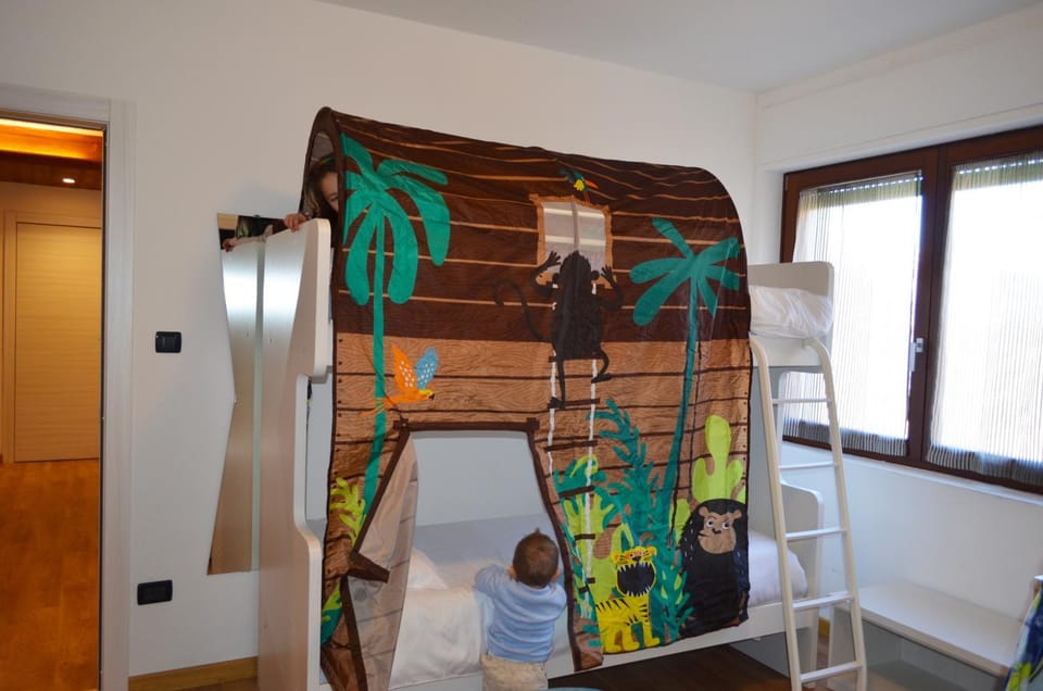 Photo of the whole room, children, young children, bunk bed, Family