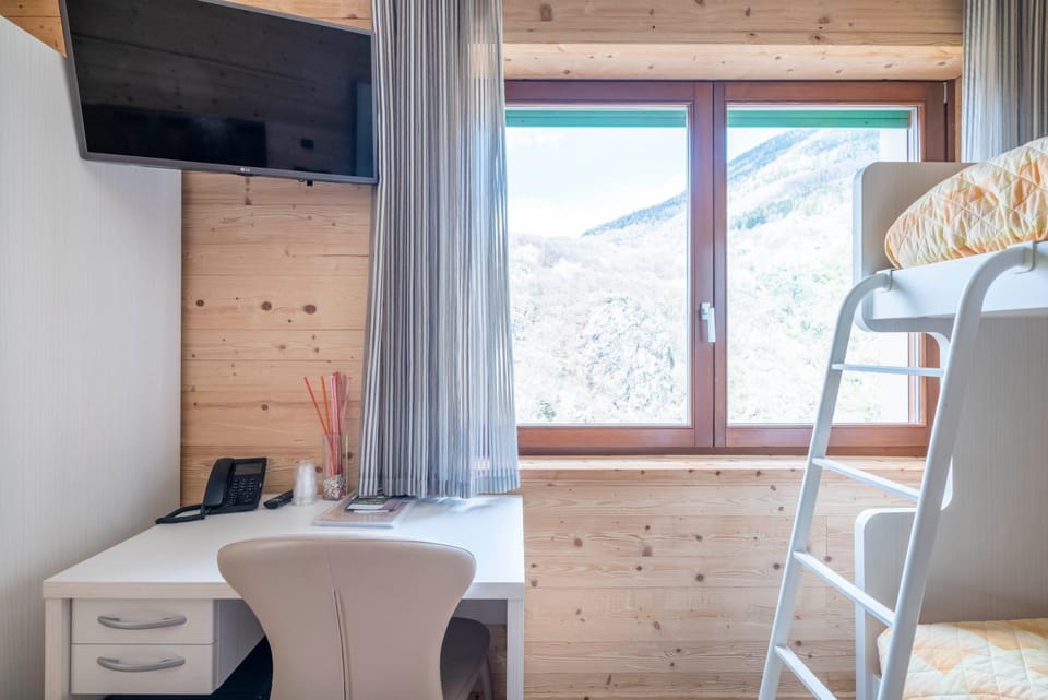 Natural landscape, TV and multimedia, View (from property/room), Photo of the whole room, Mountain view