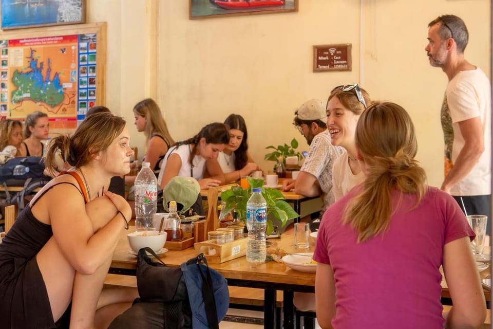 Restaurant/places to eat, People, Food, group of guests