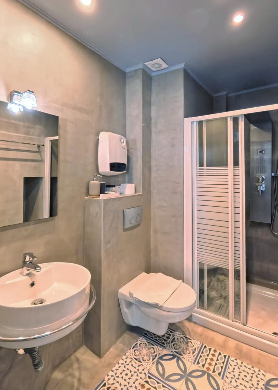Shower, Toilet