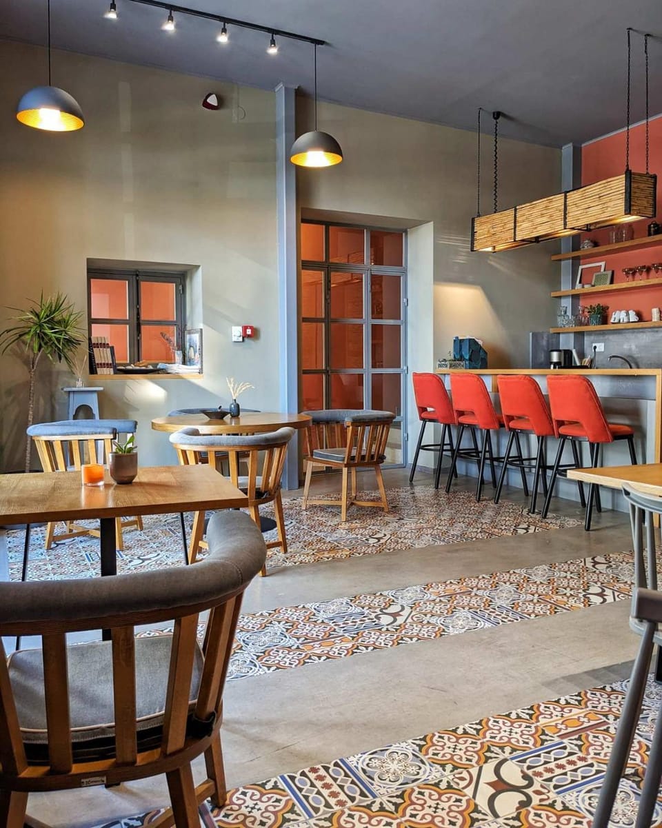 Seating area, Dining area