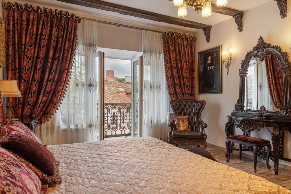 Bedroom, City view
