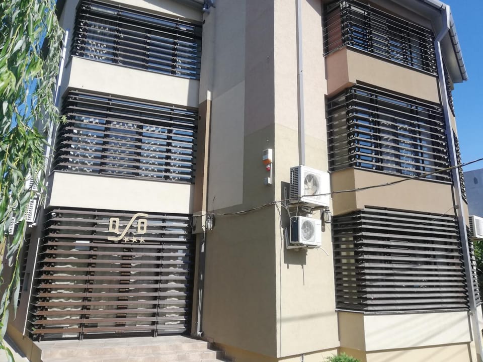 Facade/entrance, Off site, Property logo or sign, Decorative detail, Logo/Certificate/Sign, Logo/Certificate/Sign, On site, Street view