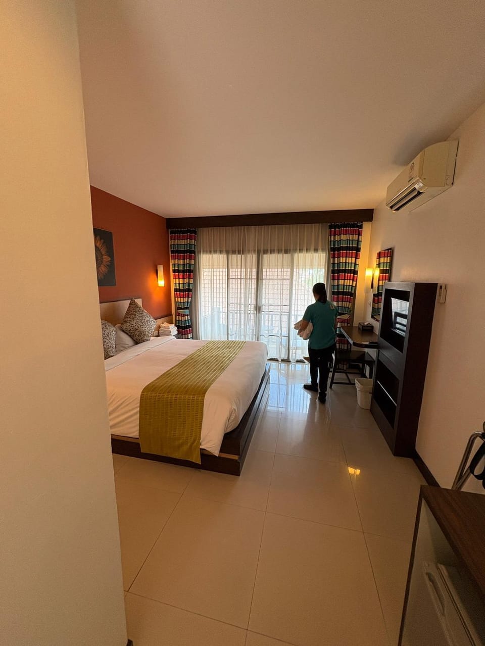 Bed, People, TV and multimedia, Photo of the whole room, Bedroom, air conditioner