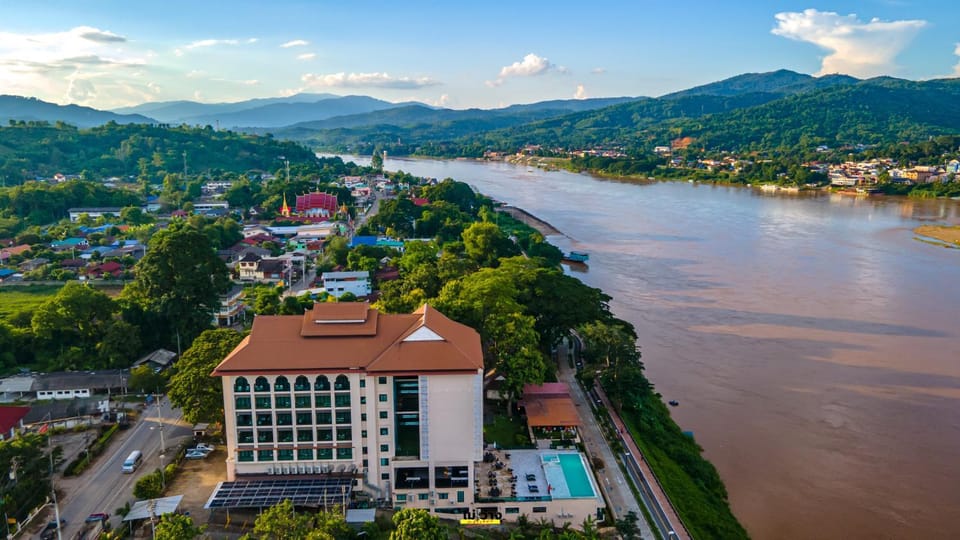 Property building, Neighbourhood, Natural landscape, Bird's eye view, City view, River view, Swimming pool, Location