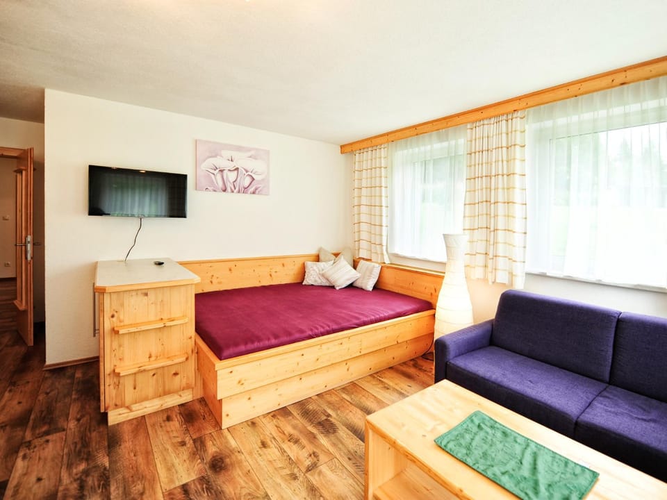 Shower, TV and multimedia, Coffee/tea facilities, Kitchen or kitchenette, Living room, Seating area, Dining area