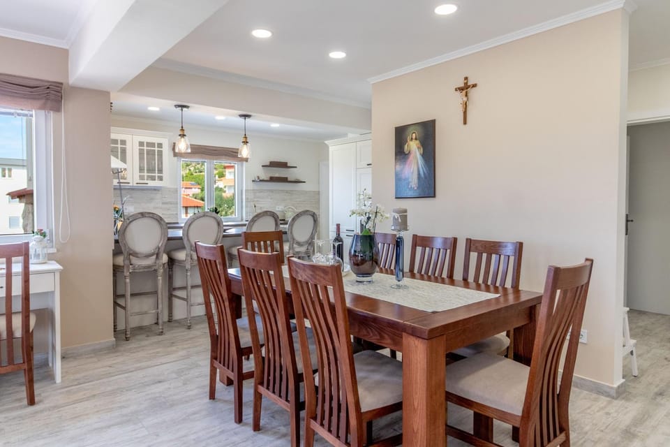 Kitchen or kitchenette, Dining area