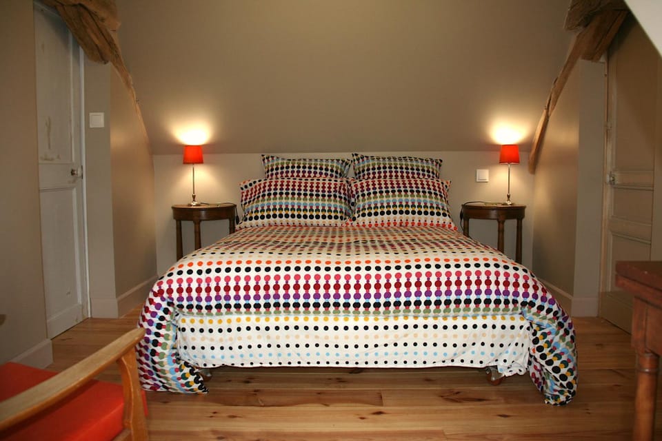 Nearby landmark, Bed, Natural landscape, View (from property/room), Photo of the whole room, Hiking, Bedroom, Garden view, Garden view, Swimming pool, children, young children, older children, Family, Family, Family