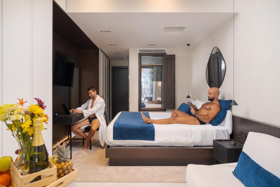 Bed, Photo of the whole room, Seating area, Bedroom