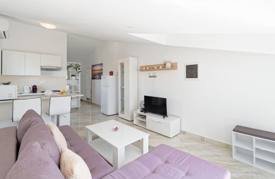 Kitchen or kitchenette, Living room, Dining area