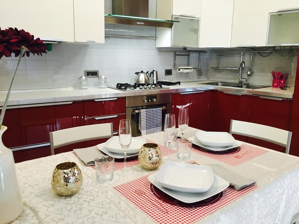 Kitchen or kitchenette, Living room, Seating area, Dining area