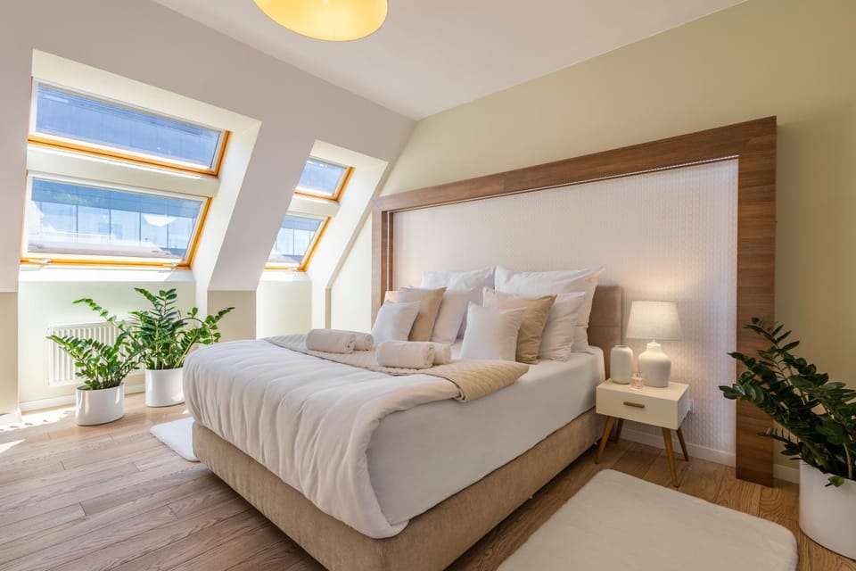 Bed, Photo of the whole room, Decorative detail, towels