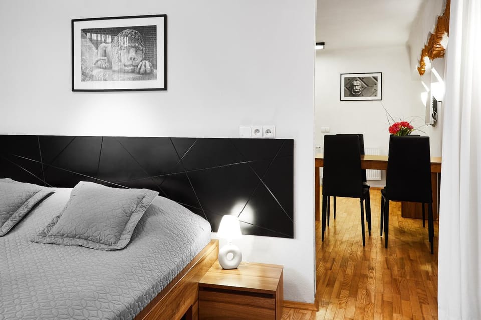 Bed, Dining area, Bedroom
