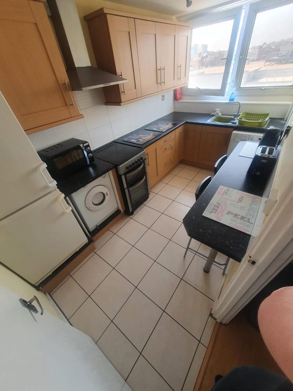 "Snooze Central" - City Centre Apartments above Victoria Centre Shopping Centre with full Kitchen in Milton Street - up to 4 Beds - most Central Location next to the Hilton Hotel - Parking for Cars or Vans from Five Pounds a day - Sunday 1pm Check-Out Apartment in Nottingham