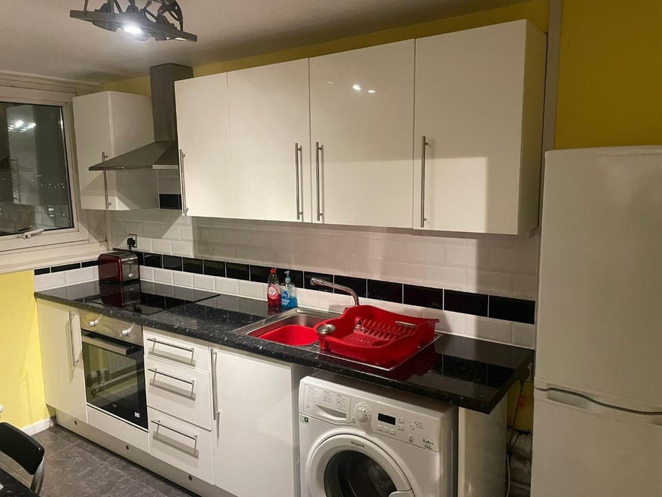 "Snooze Central" - City Centre Apartments above Victoria Centre Shopping Centre with full Kitchen in Milton Street - up to 4 Beds - most Central Location next to the Hilton Hotel - Parking for Cars or Vans from Five Pounds a day - Sunday 1pm Check-Out Apartment in Nottingham
