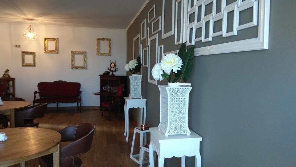 Property building, Living room, Seating area, Dining area