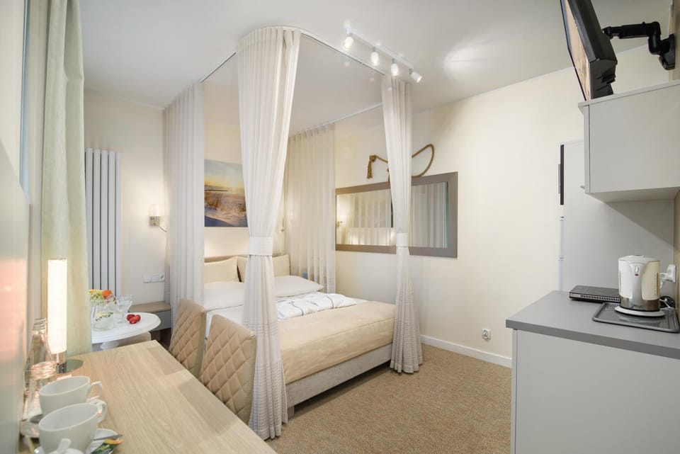 Bed, TV and multimedia, Coffee/tea facilities, View (from property/room), Kitchen or kitchenette, Photo of the whole room, Decorative detail, Seating area, Dining area, internet, stove