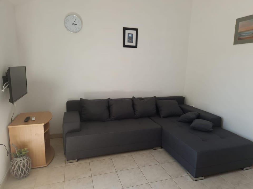 Communal lounge/ TV room, TV and multimedia, Living room, Seating area, Evening entertainment